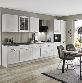 022603 - -Küchenzeile im modernen Landhausstil mit Fronten in Lack, Sand matt / Arbeitsplatte in Marmor Teramo Nachbildung / Korpus in Sand / ohne Tisch und Stühle