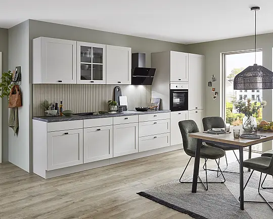 022603 - -Küchenzeile im modernen Landhausstil mit Fronten in Lack, Sand matt / Arbeitsplatte in Marmor Teramo Nachbildung / Korpus in Sand / ohne Tisch und Stühle - Nordic