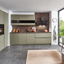 062601 - Grifflose  Küchenkombination mit Fronten in Lack, Olive Premium matt / Arbeitsplatte und Nischenverkleidung in Walnuss natur Nachbildung  Wandschränke mit Glas-Einsatz