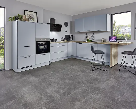 062602 - Winkelküche mit Fronten in Lack, Sky Premium matt / Arbeitsplatte und Ansatztisch in Endgrain Oak Nachbildung / Korpus in Steingrau / ohne Stühle - Senso