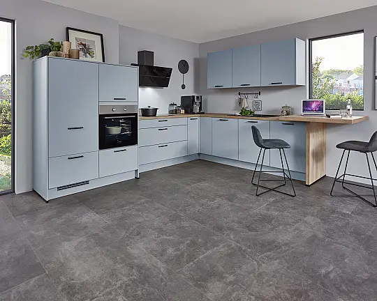 042601 Winkelküche mit Fronten in Lack, Sky Premium matt,  Arbeitsplatte und Ansatztisch in Endgrain Oak Nachbildung / Korpus in Steingrau / ohne Stühle - SENSO