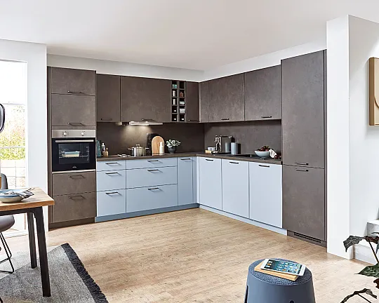 102502  Moderne Winkelküche / Lackfronten, / Arbeitsplatte und Nischenverkleidung - Riva / Senso