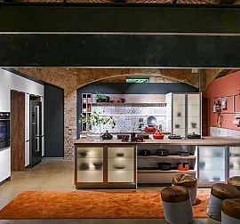 Musterküche: bauformat Bauformat Inselküche Rhodos mit Hauswirtschaftsraum weiß