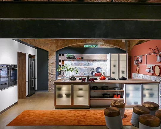 Bauformat Inselküche Rhodos mit Hauswirtschaftsraum weiß - Bauformat Inselküche Rhodos mit Hauswirtschaftsraum weiß