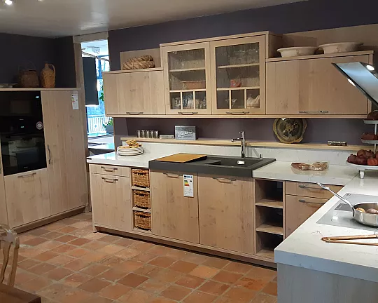 BAX Einbauküche mit Eiche Massivholzfronten und Tischlerplattenkorpus - FRANKA P