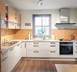 L-Küche in weiß mit Akzenten in Holz