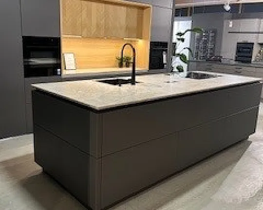 moderne hochwertige Küche mit Thaj Mahal Steinplatte - Ballerina GL SMART-M 4616 | Smart Glas satiniert Taupe