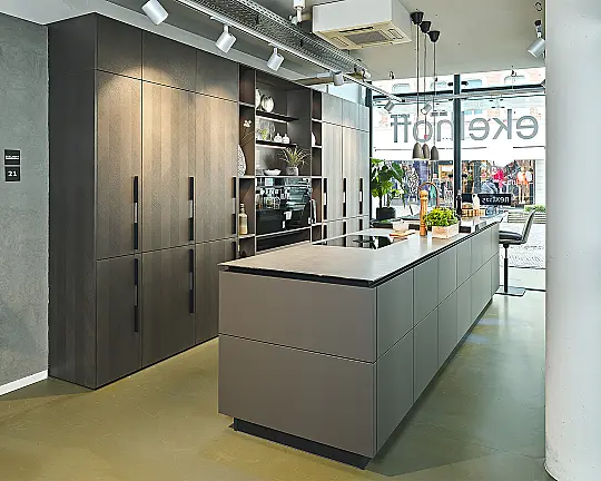 Koje 21 KH: Grote, luxe eilandkeuken met visgraatstructuur, bar en granieten werkblad - INTARSIA donker gebeitst eiken & RESOPAL PRO Brown Powder supermat