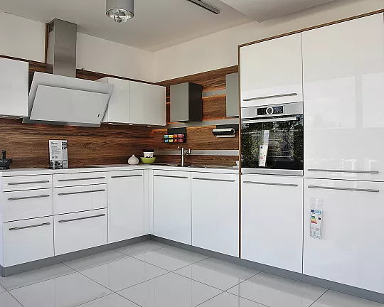moderne Küche mit Smartglas Oberflächen und BOSCH Geräten - SMART XL 4031