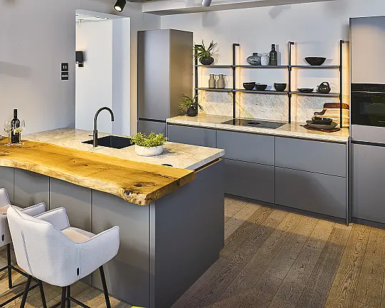 Koje 11 KH: Sandgraue grifflose Inselküche mit Keramik Arbeitsplatte und Bar - Top Fango