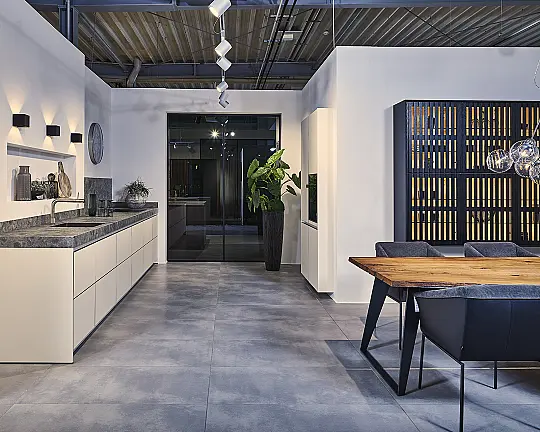 Koje 11 KL: Beige grifflose Küche mit Vitrinenschränken und Keramik Arbeitsplatte - PUR Mattlack Macaron