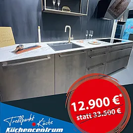 elegante Küche mit Keramik und Messing