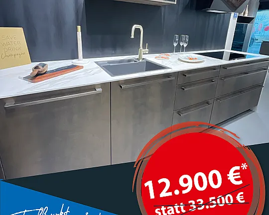 elegante Küche mit Keramik und Messing - -