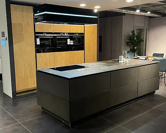 Premium Abverkaufsküche von KH System Möbel mit Keramikarbeitsplatte Lightline und Risseiche - Premium Abverkaufsküche von KH System Möbel mit Keramikarbeitsplatte Lightline und Risseiche