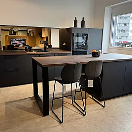 Abverkaufsküche Nobilia Senso 357 XL in schwarz Premium matt