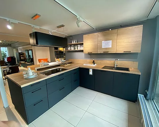 Moderne Küche in schwarz matt m. Eiche Sierra Umfeld - Easytouch - Structura