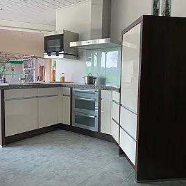 Exklusiver Küchentraum mit Hochglanzfront und Natursteinarbeitsplatte