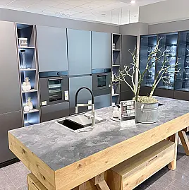 Designer Insel aus Massivholz kombiniert mit moderner Hochschrankoptik