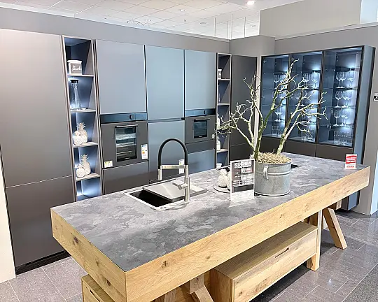 Designer Insel aus Massivholz kombiniert mit moderner Hochschrankoptik - Artana