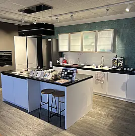 luxuriösoe maßgeschneiderte hochmoderne Einbauküche mit Kücheninsel und Granit