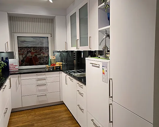 viel Stauraum mit hochwertiger Ausstattung in unserem Studio in München Moosach - Trend Rio polarweiß matt