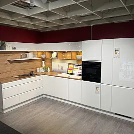 Moderne L-Küche mit Holzelementen