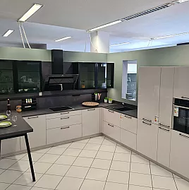 Super Moderne Küche mit Thekenplatz ==> Schönes Hochglanz Grau mit dunklem Kontrast abgesetzt