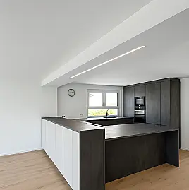 Erleben Sie Exklusivität und modernen Wohnkomfort mit dieser hochwertigen Häcker-Küche. Die Front in Comet Spachtelbeton Schwarz vereint markante Betonoptik mit edler Haptik und schafft so ein klares Statement in Ihrem Wohnraum. Großzügige Inselanlage.