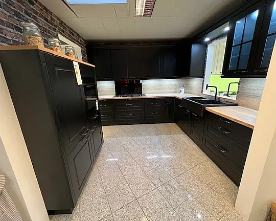 Schwarz, stilvoll und einladend: Ihre Landhausküche Sylt - Sylt: Schwarze Landhausküche für zeitlose Gemütlichkeit