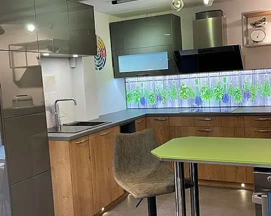 Moderne Küche im Zeitlosen Dekor Alteiche - AV1097