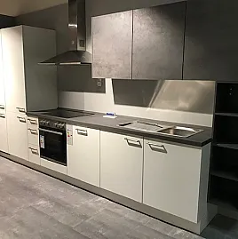 Moderne große Küchenzeile Fronten Weiß softmatt/Beton Schiefergrau Nachbildung mit Elektrogeräten