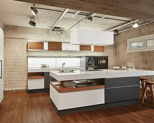 Moderne Küche mit Insel - +Modo 1130 polarweiß matt