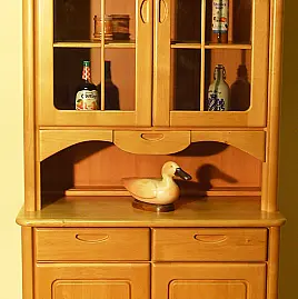 Glasvitrine mit viel Stauraum für Esszimmer oder Sammlerstücke
