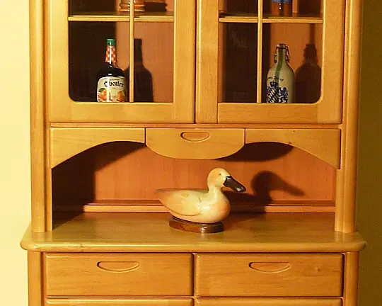 Glasvitrine mit viel Stauraum für Esszimmer oder Sammlerstücke - Buffet Modell Krippen in Erle Massiv