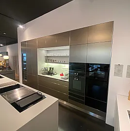 Bulthaup Hochschrankseite mit Aluminiumoberfläche sandbeige