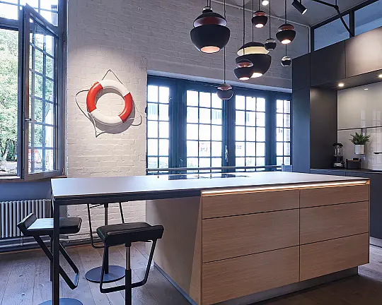 bulthaup b3 Hoch/Spülenzeile inkl. Quooker in Laminat Anthrazit+Insel in Eiche Natur - bulthaup b3 Spülenzeile + Kochinsel inkl. Geräte + freistehender Kühl/Gefrierschrank