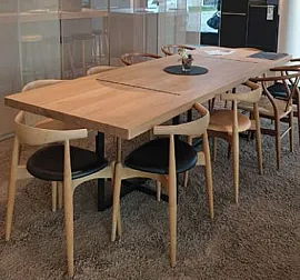 Stylistisch schön geformter Tisch mit Aluminium-Rahmen - Preisvorteil!