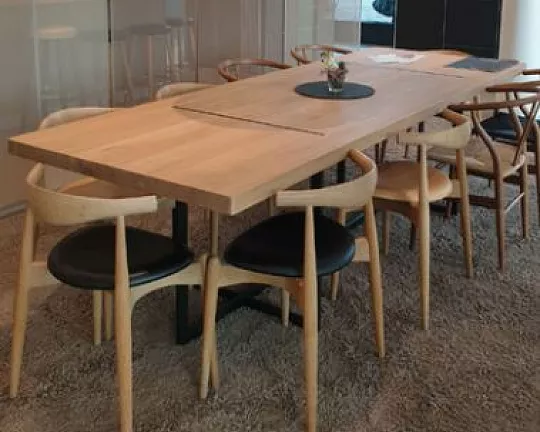 Stylistisch schön geformter Tisch mit Aluminium-Rahmen - Preisvorteil! - Tisch 280 - in Eiche massiv natur mit Rahmen in Aluminium