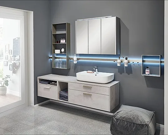 Exklusives Badezimmer mit Waschtischanlage - LED-Reling mit Regalen - Alibert-Schrank LED-Beleuchtung - Riva