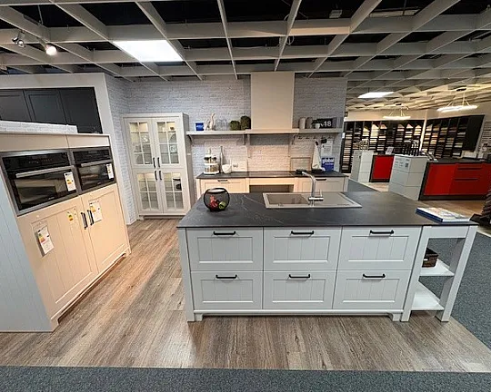 Moderne Landhausküche stilvoll in Szene gesetzt mit Keramikarbeitsplatten - Canto Sandgrau Satinlack