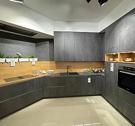 moderne grifflose Küche in Spachtelbeton graphit