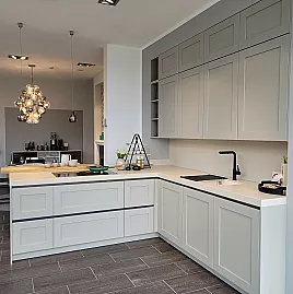 Inpura Küche in L-Form Esche lackiert mit separatem Geräte-Highboard