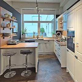 L-Küche mit Insel u. Schrank