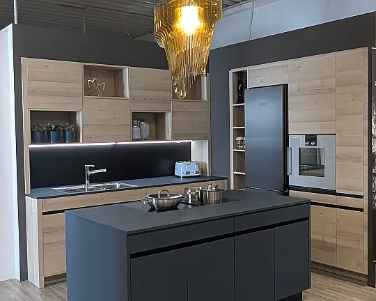 Hochwertige Küche mit Insel aus FENIX-Material und Gaggenau-Geräten - TX Tinos + LH- Lech