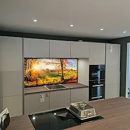 Moderne zeitlose Küche mit Kochinsel