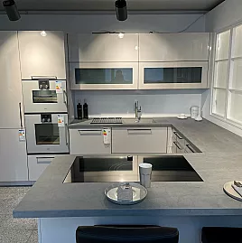 Moderne Design-Küche in Grautönen mit Theke und Keramikplatte