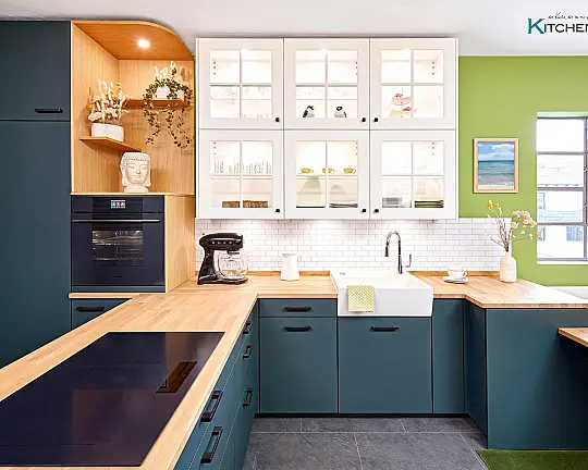 Moderne Landhausküche in mattem Moonlight Green, weißen Lackhängeschränken und wunderschönen Holzelementen Rillenfront - RESOPAL PRO mit  Talea Rillenfront