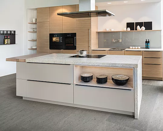 Küchenzeile und Kücheninsel, Eiche geweißt, Arbeitsfläche Granit - Individuelle Schreinerküche by Grüner