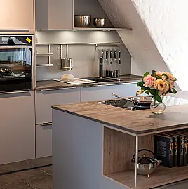 Häcker Inselküche mit Dekton Keramik