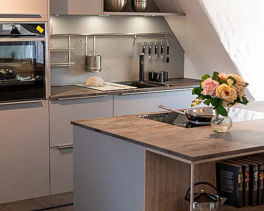 Häcker Inselküche mit Dekton Keramik - Inpura System (Systemat) AV2065